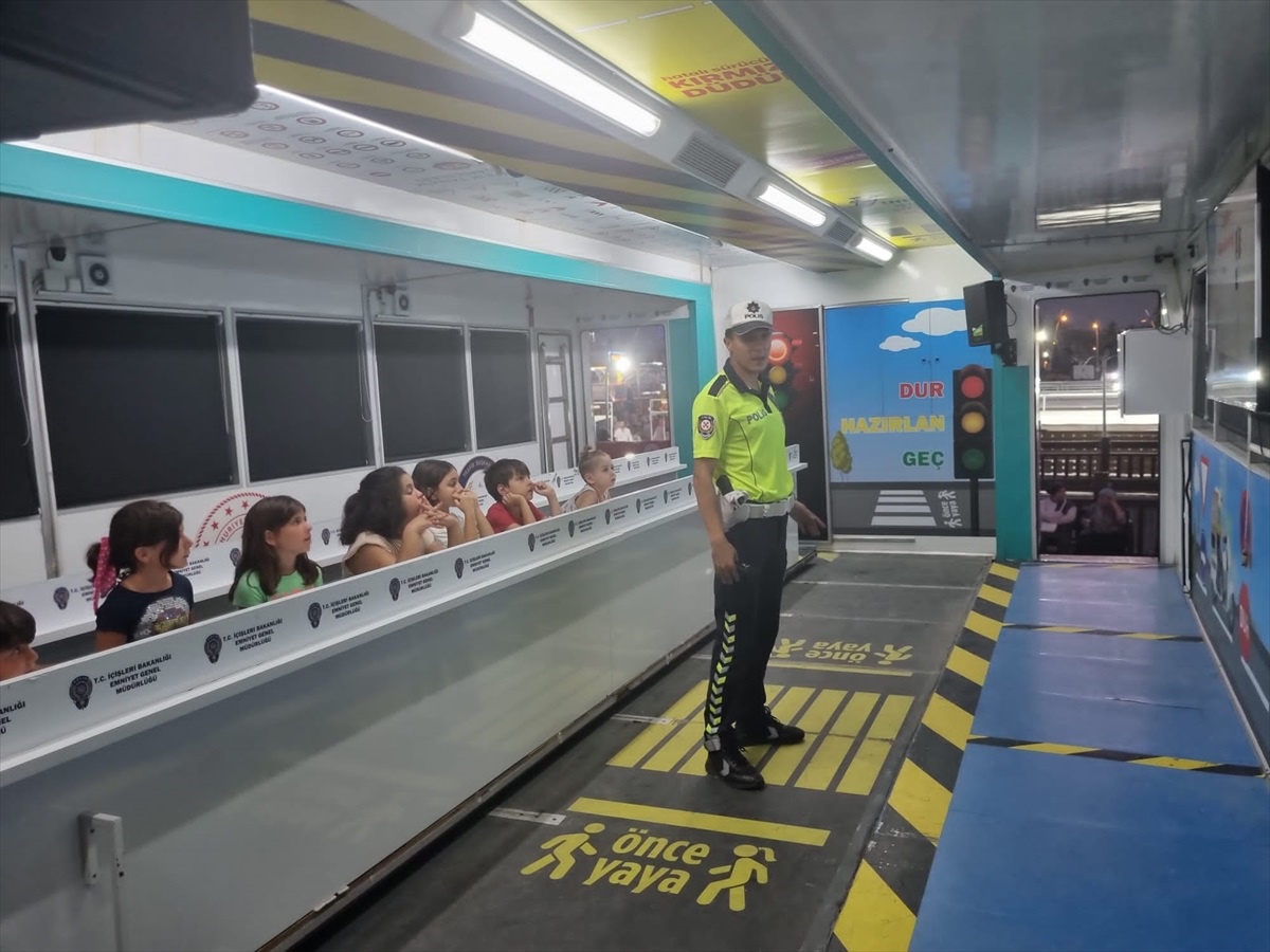 Mobil Trafik Eğitim Tırı Marmaris\'te öğrencilere trafik bilinci aşıladı