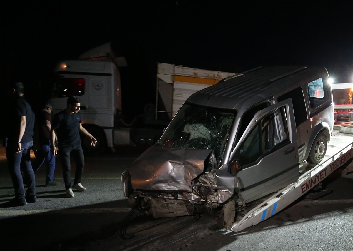 Muş\'ta Hafif Ticari Araçla Otomobil Çarpışması: 1\'i Ağır 8 Kişi Yaralandı