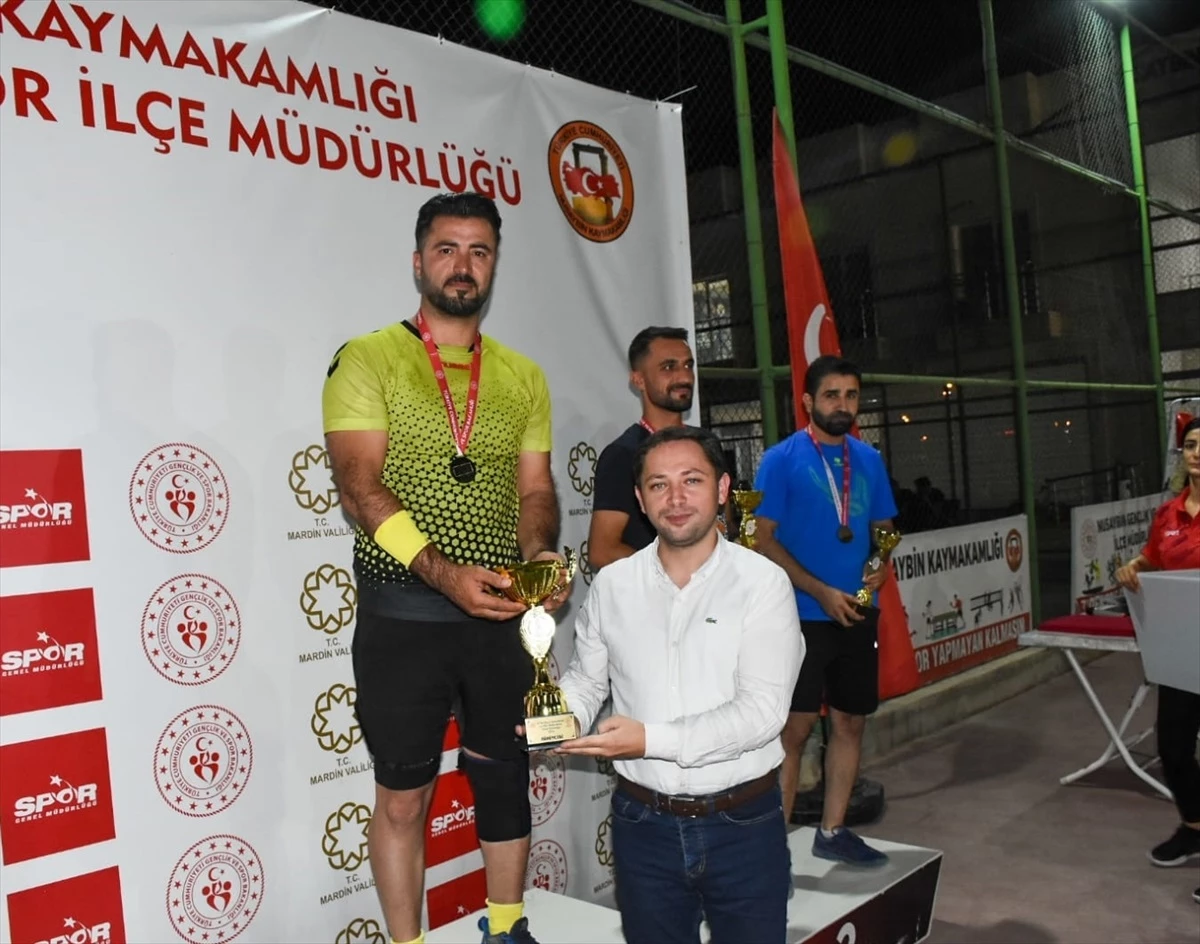 Nusaybin\'de 15 Temmuz Demokrasi ve Milli Birlik Günü Kort Tenisi Turnuvası Ödül Töreni