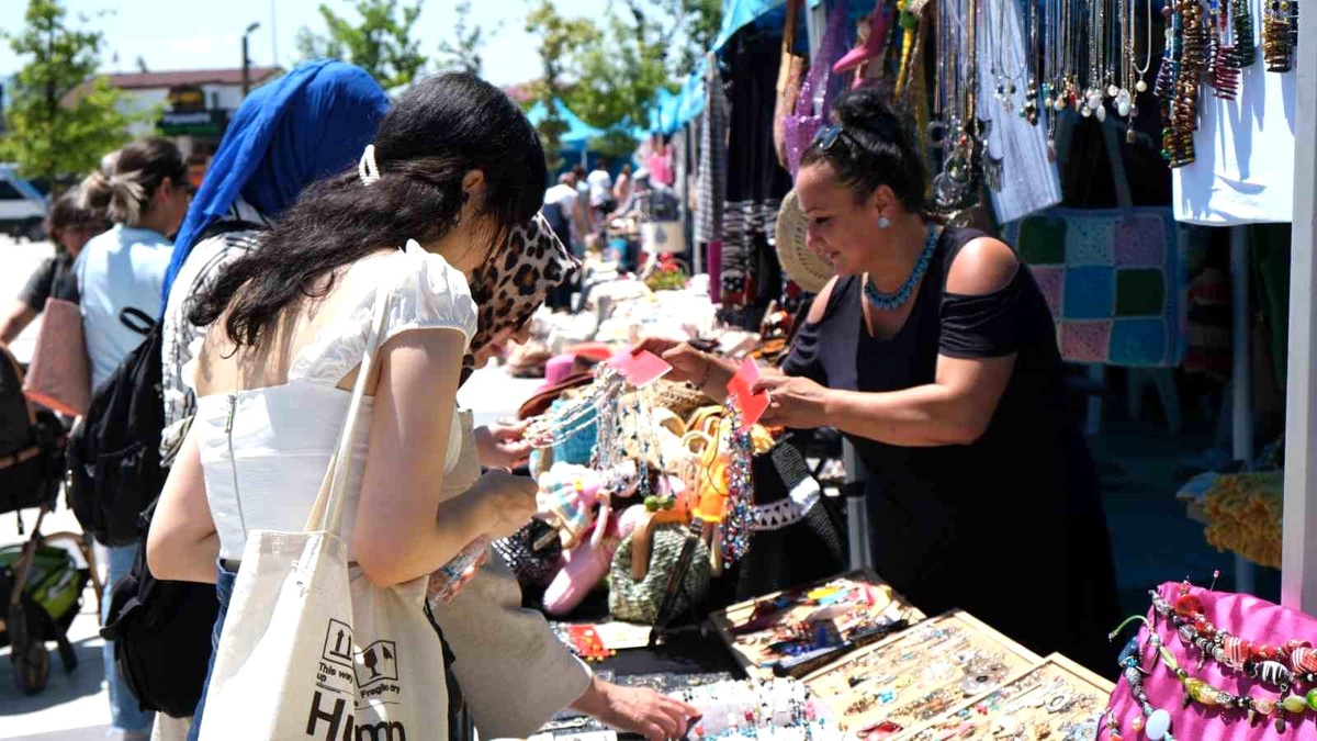 Kocaeli\'de Kadınların El Emekleri Ormanya\'da Satışa Sunuldu
