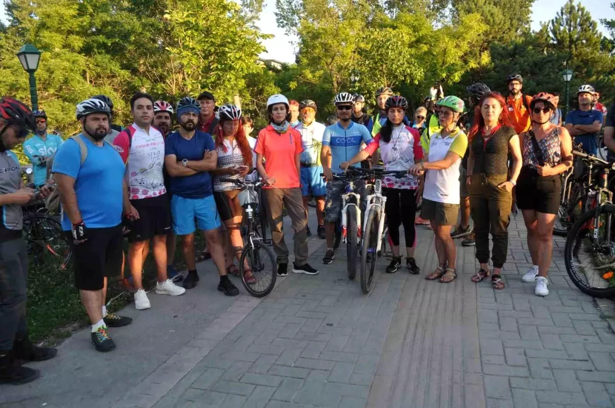 Bisikletçiler Trafikte Saygı Çağrısı Yaptı