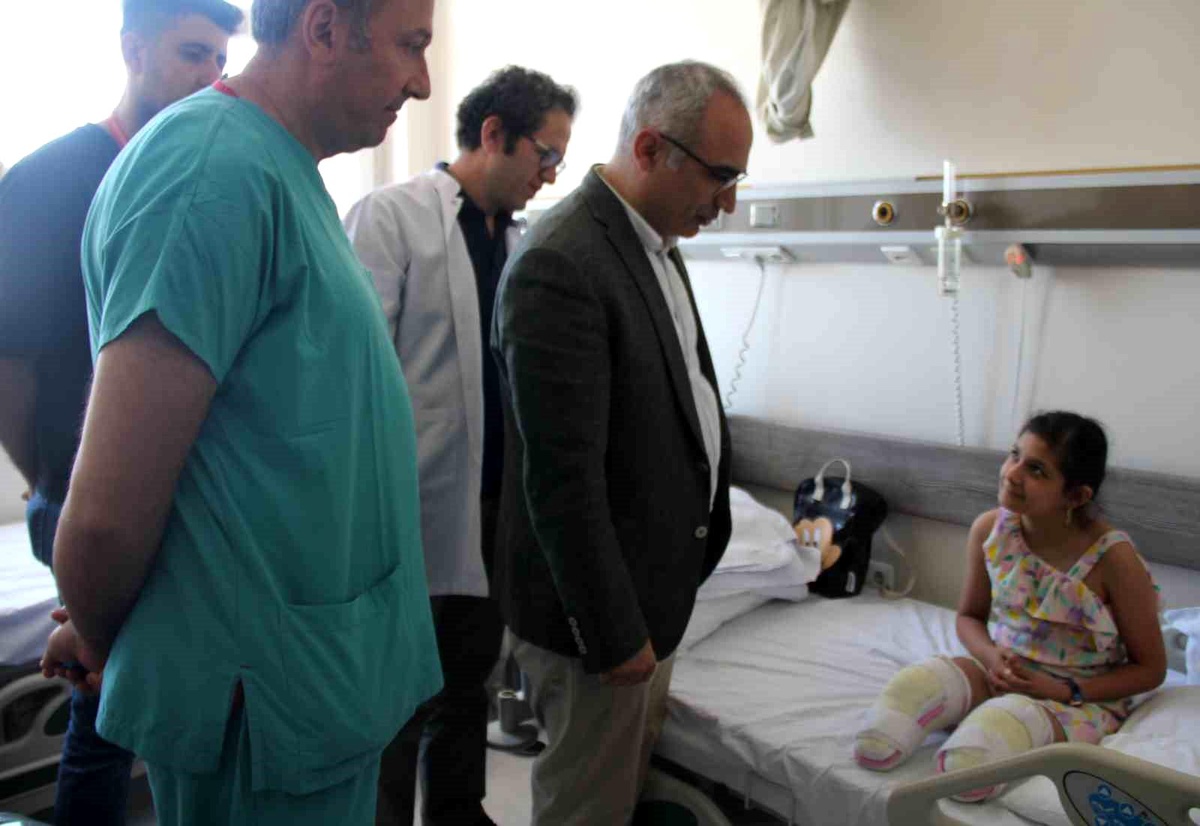 Depremde yaralanan 10 yaşındaki Medine, protez bacakları ile yürüyebileceği günü bekliyor