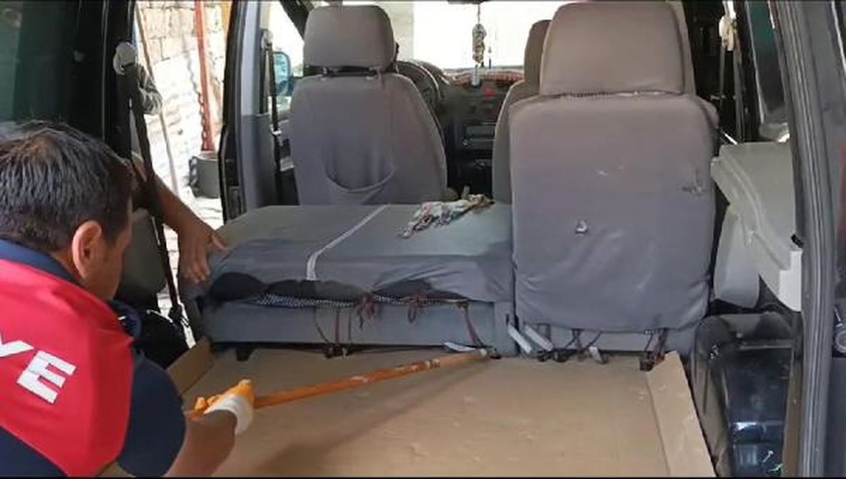 Piknik Dönüşü Kilimin Arasına Giren Yılan İtfaiye Tarafından Kurtarıldı
