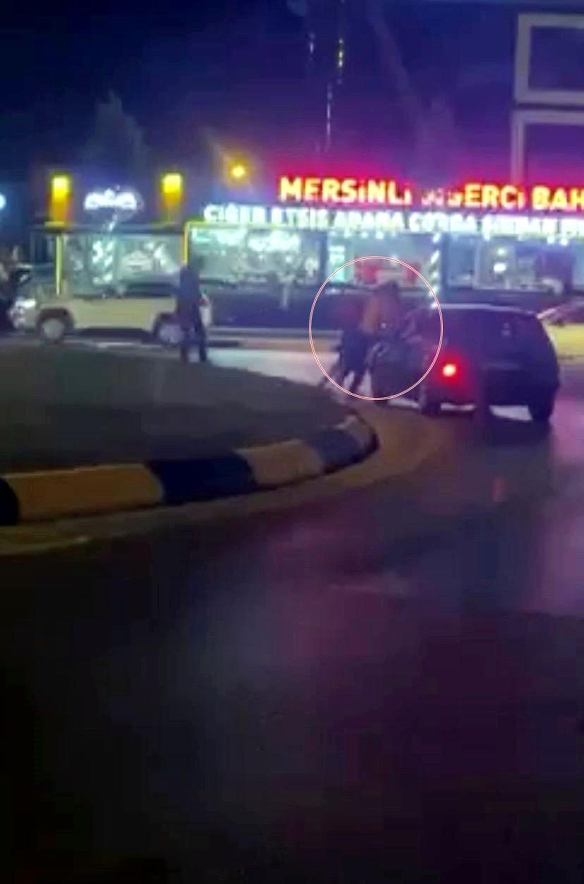 Serdivan\'da Yol Vermeme Kavgası: Polis Ekipleri Havaya Ateş Açtı