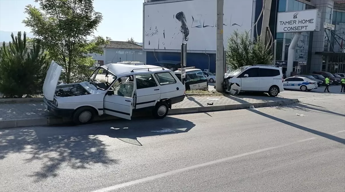 Samsun\'da Otomobil ile Hafif Ticari Araç Çarpıştı: 2 Ölü, 2 Yaralı