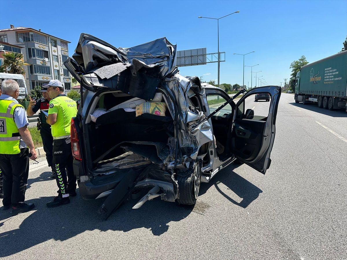 Samsun\'da Tırın Çarptığı Araçta 3 Kişi Yaralandı