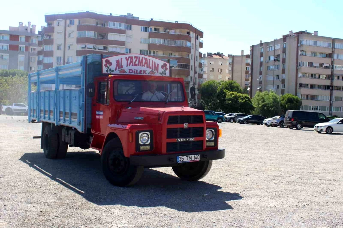İzmir\'de Nostaljik Araç Tutkunu Sürücü Kursu Eğitmeni, Al Yazmalım Kamyonuyla Tur Atıyor