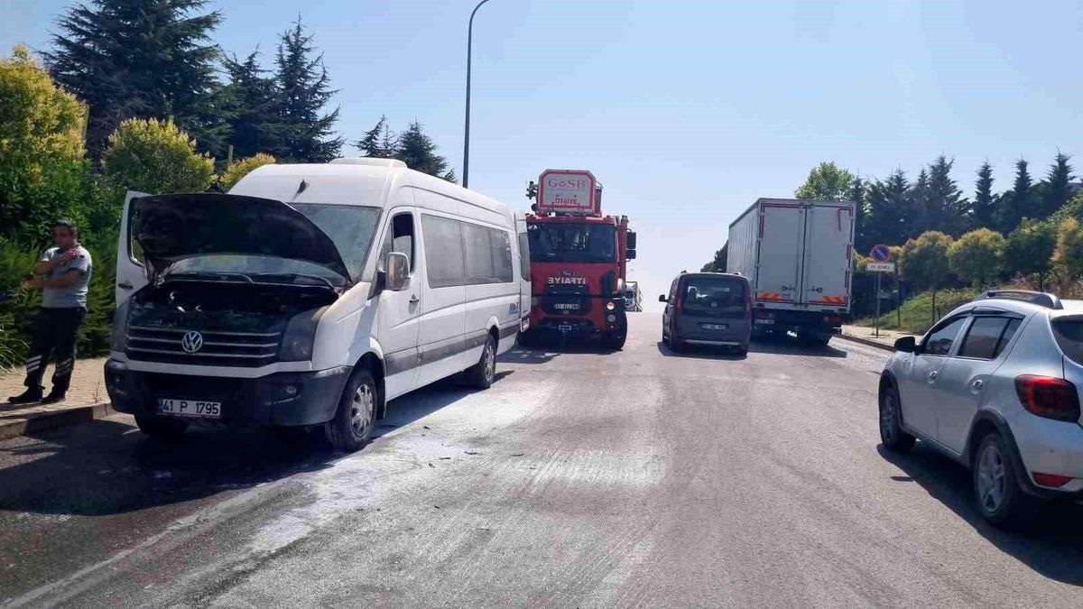Gebze\'de servis minibüsünde çıkan yangın kontrol altına alındı