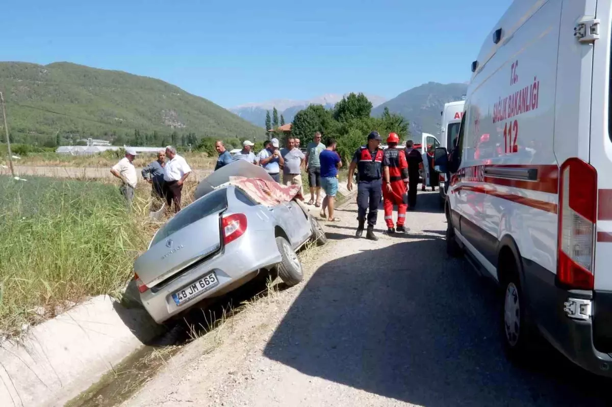 Muğla Seydikemer\'de Beton Boruya Çarpan Otomobil Şarampole Devrildi: 1 Ölü