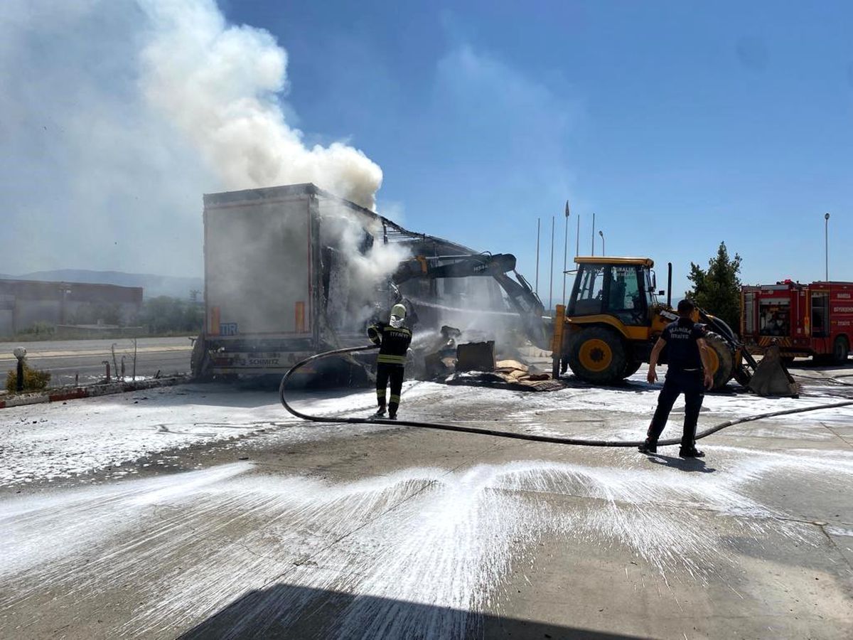 Manisa\'da Karton Kağıt Yüklü Tır Alev Aldı