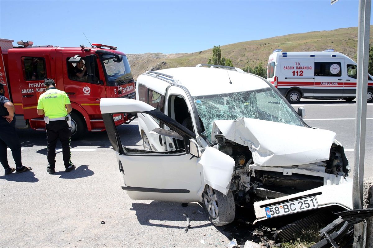 Sivas\'ta Hafif Ticari Araç Duvara Çarptı: 4 Yaralı