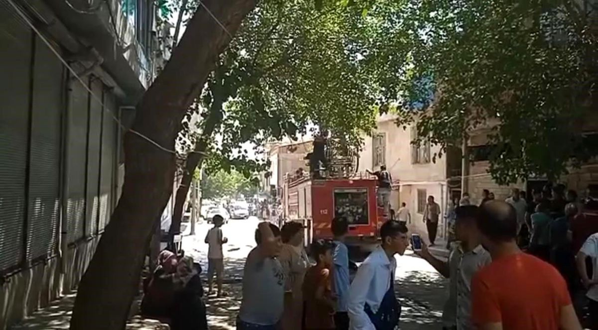 Şanlıurfa Siverek\'te çatı katında çıkan yangın paniğe neden oldu