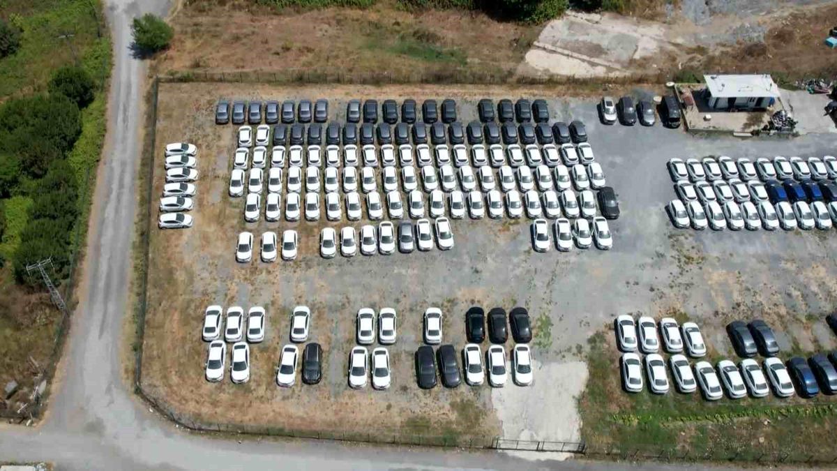 İstanbul\'da stoklanan sıfır araçlar dron ile görüntülendi