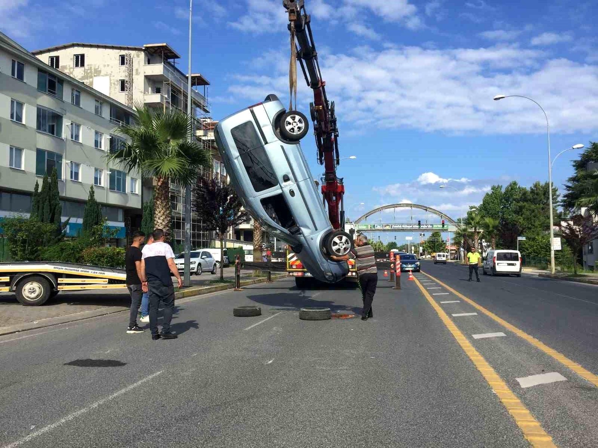 Ünye\'de hafif ticari araç takla attı, sürücü yara almadan kurtuldu