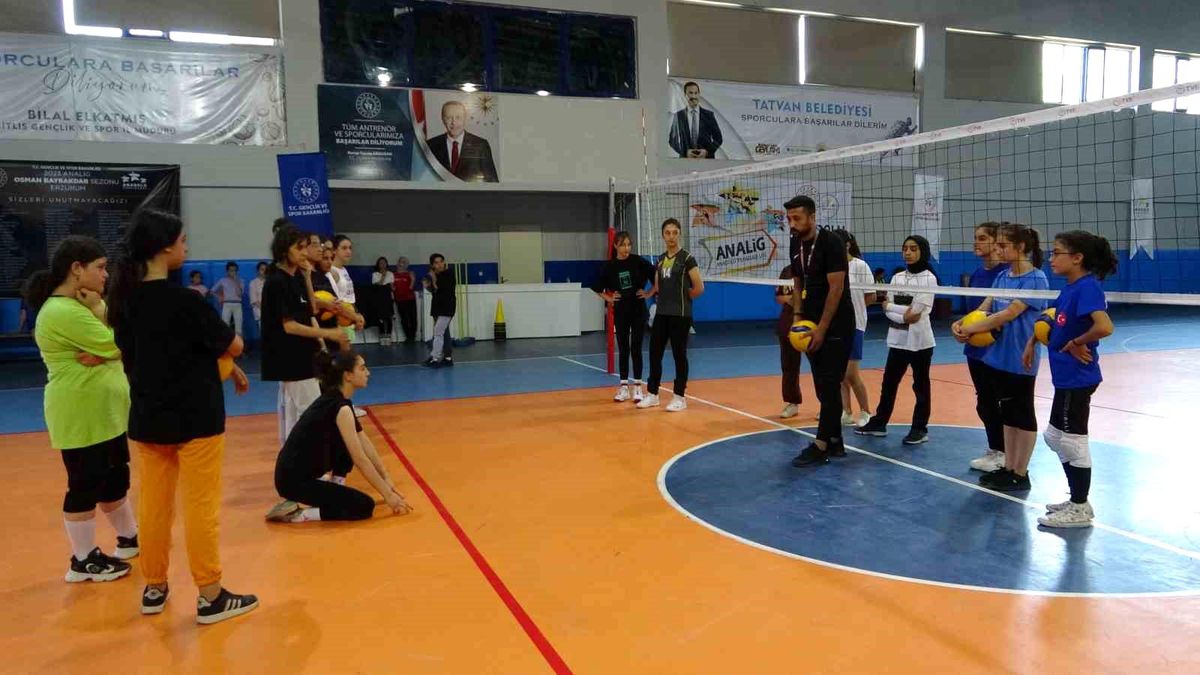Bitlis\'te Yaz Spor Okulları kapsamında voleybol eğitimi büyük ilgi görüyor