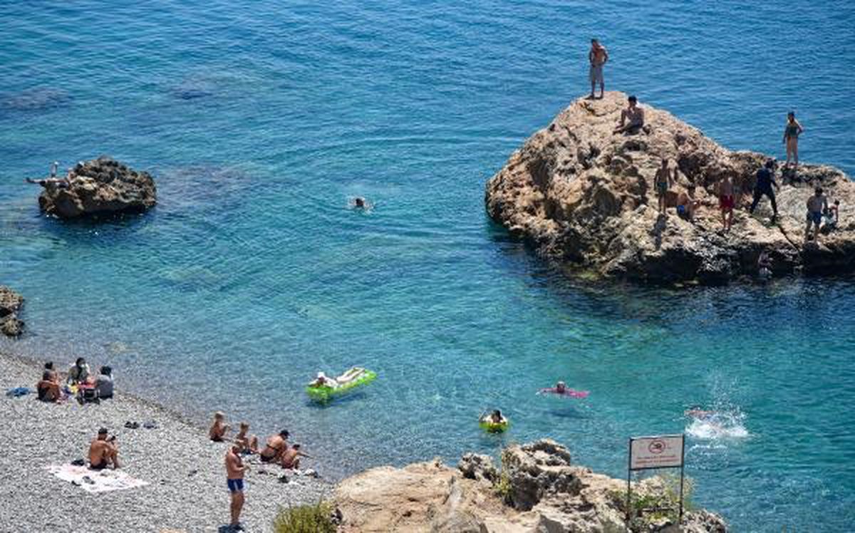 Antalya'da Sıcak Hava Dalgası: Tehlikeli ve Yasak Olan Kayalıklardan Denize Atlama
