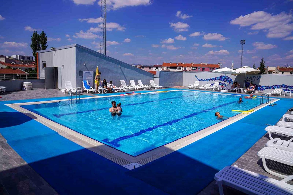 Tepebaşı Belediyesi Su Sporları Merkezi\'nde Açık Havuz Hizmeti