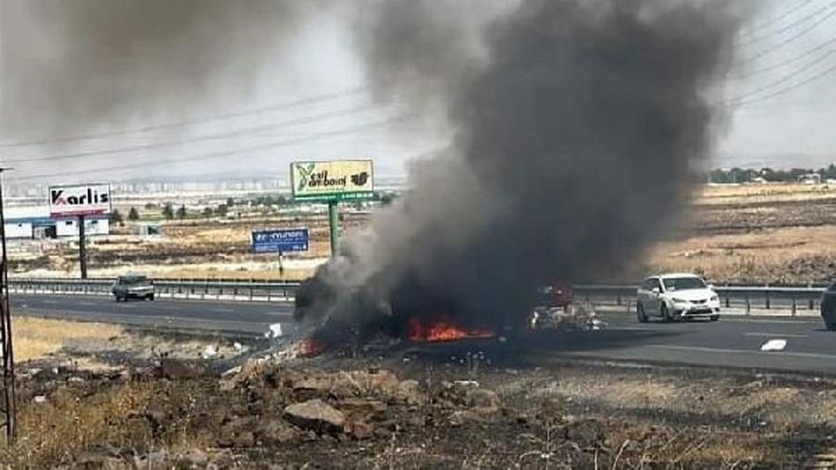 Diyarbakır\'da Strafor Yüklü TIR\'ın Dorsesi Alev Aldı