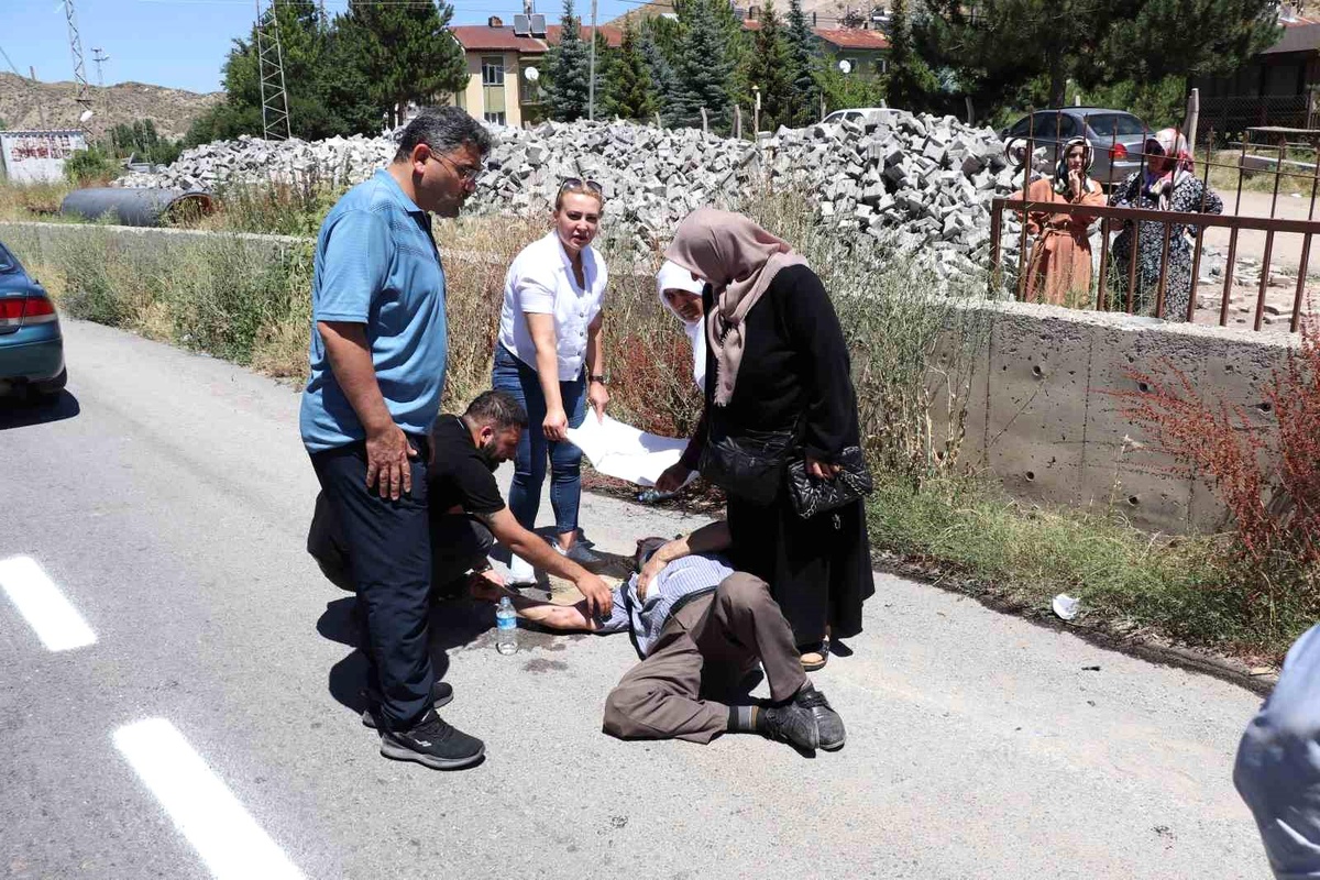 Sivas\'ta trafik kazasında yaralanan yaşlı adamın başında gölgelik yapıldı