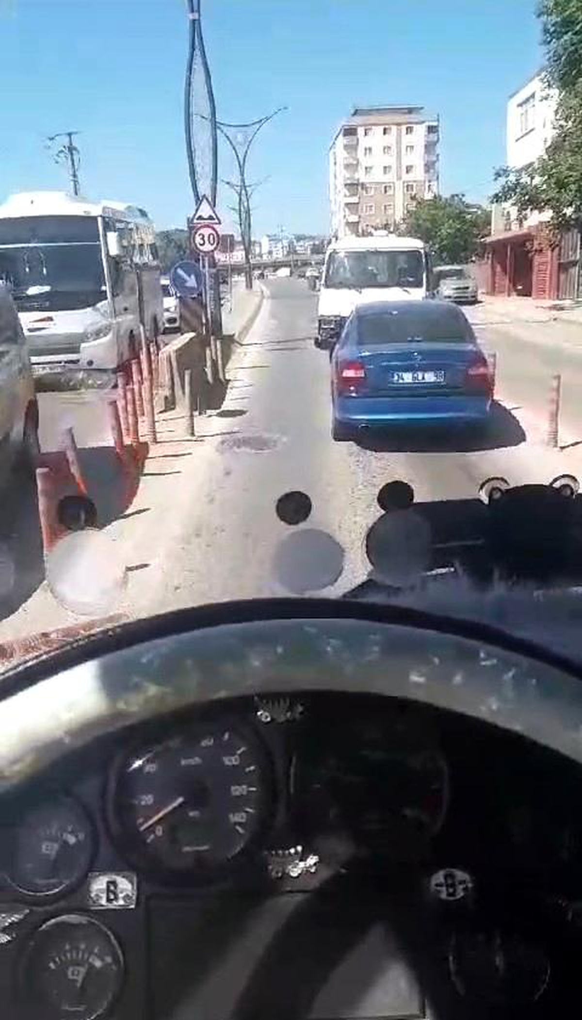 Kocaeli\'de minibüs, arızalanan otomobili geri geri çekti