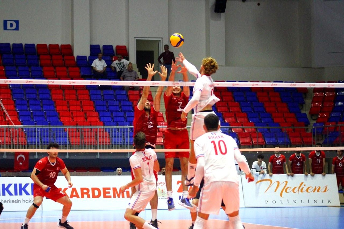 Türkiye İşitme Engelliler Voleybol Erkek Milli Takımı Fransa\'yı yenerek finale yükseldi