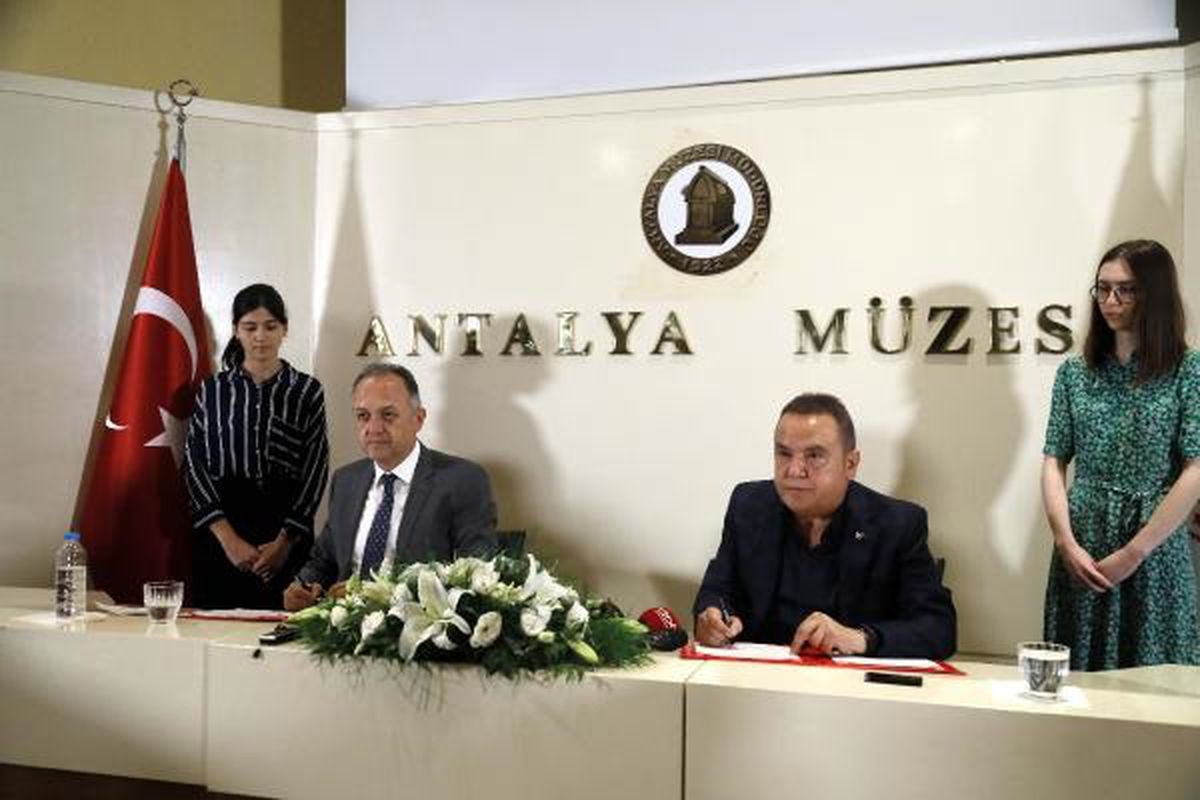Antalya Doğu Garajı Nekropol Alanı Müze Olarak Hizmete Açıldı