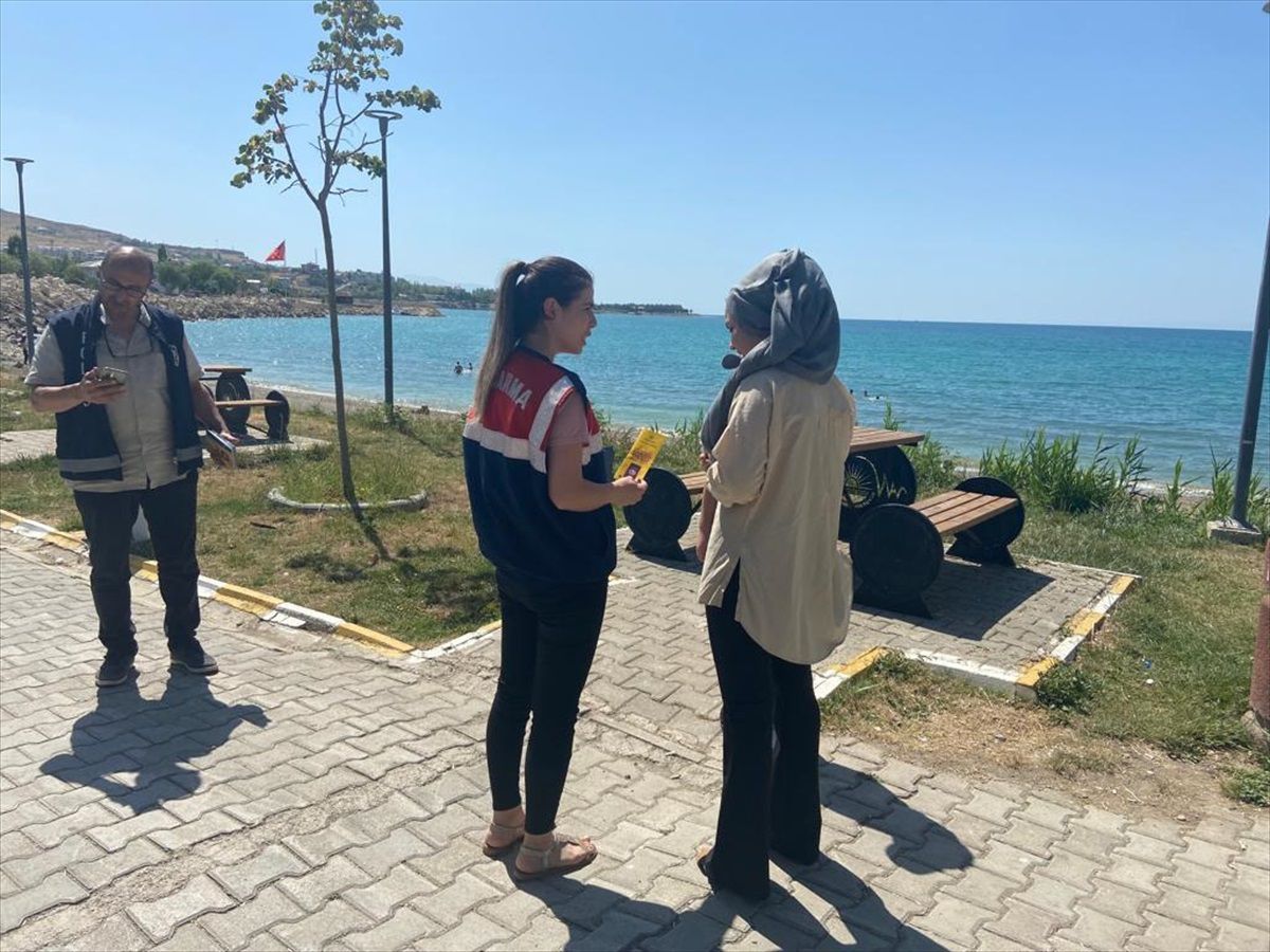 Van\'da Jandarma Ekipleri Kadına Yönelik Şiddeti Önlemek İçin Bilgilendirme Çalışması Yaptı