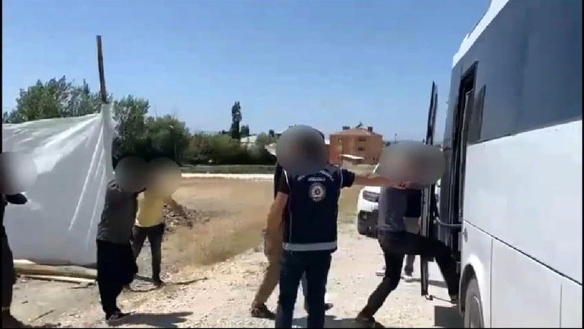 Van\'da düzensiz göçmen operasyonu: Metruk yapıda saklananlar yakalandı