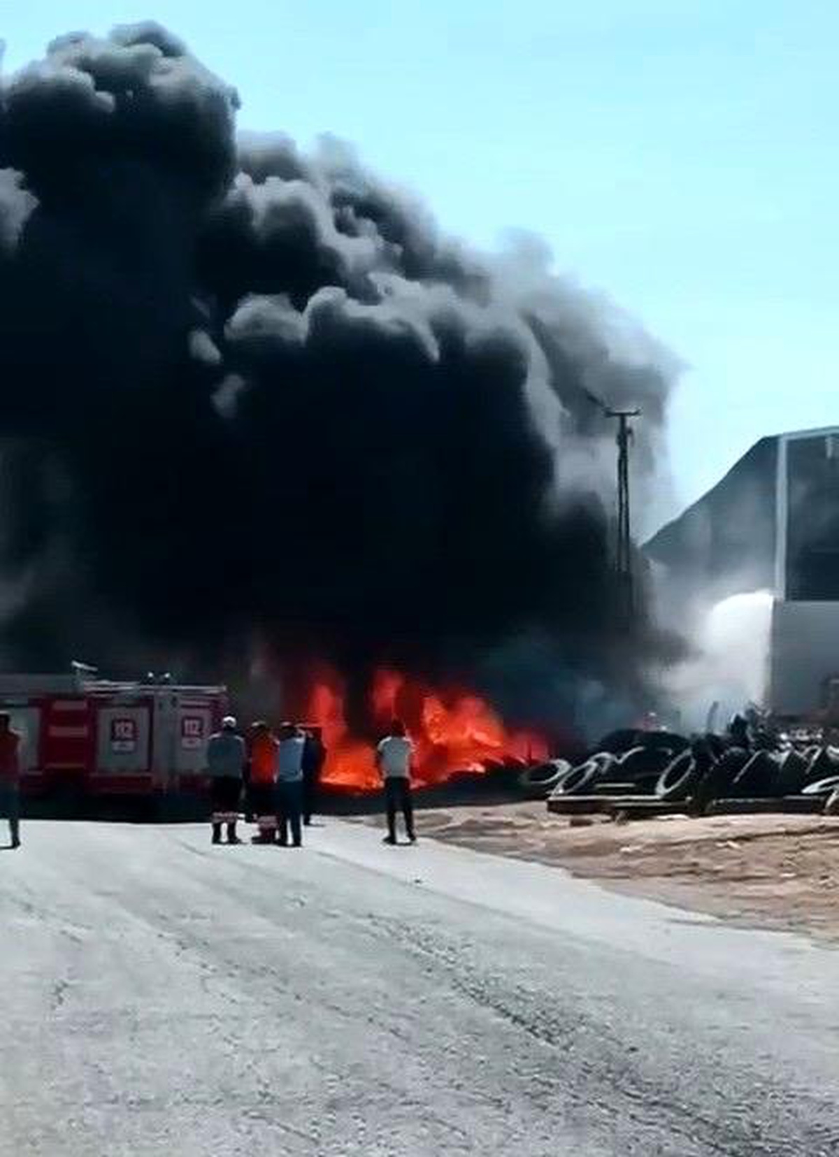 Adıyaman\'da Kullanılmayan Araç Lastiklerinin Yanmasıyla Yangın Çıktı