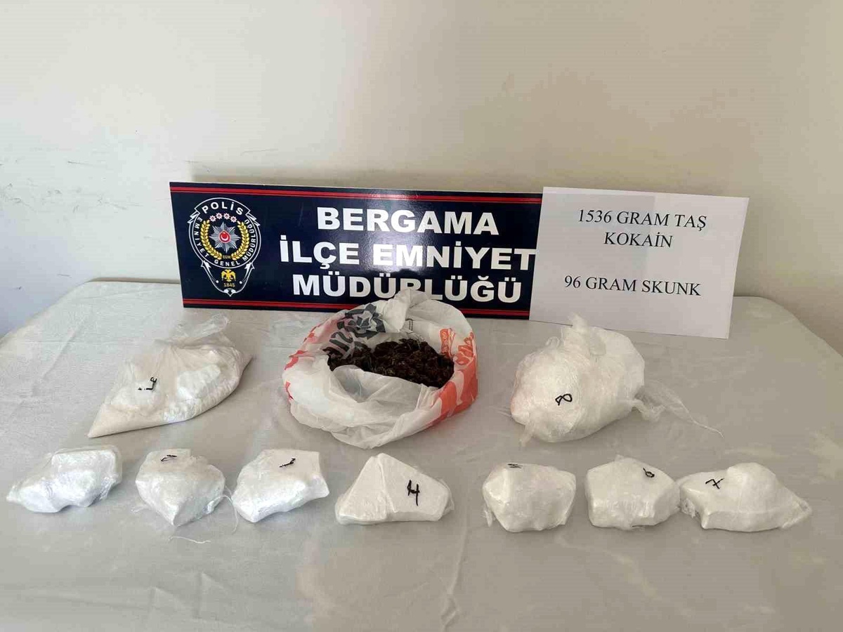 Bergama\'da Zehir Tacirlerine Operasyon: Bilgisayar Kasasında Esrar Bulundu
