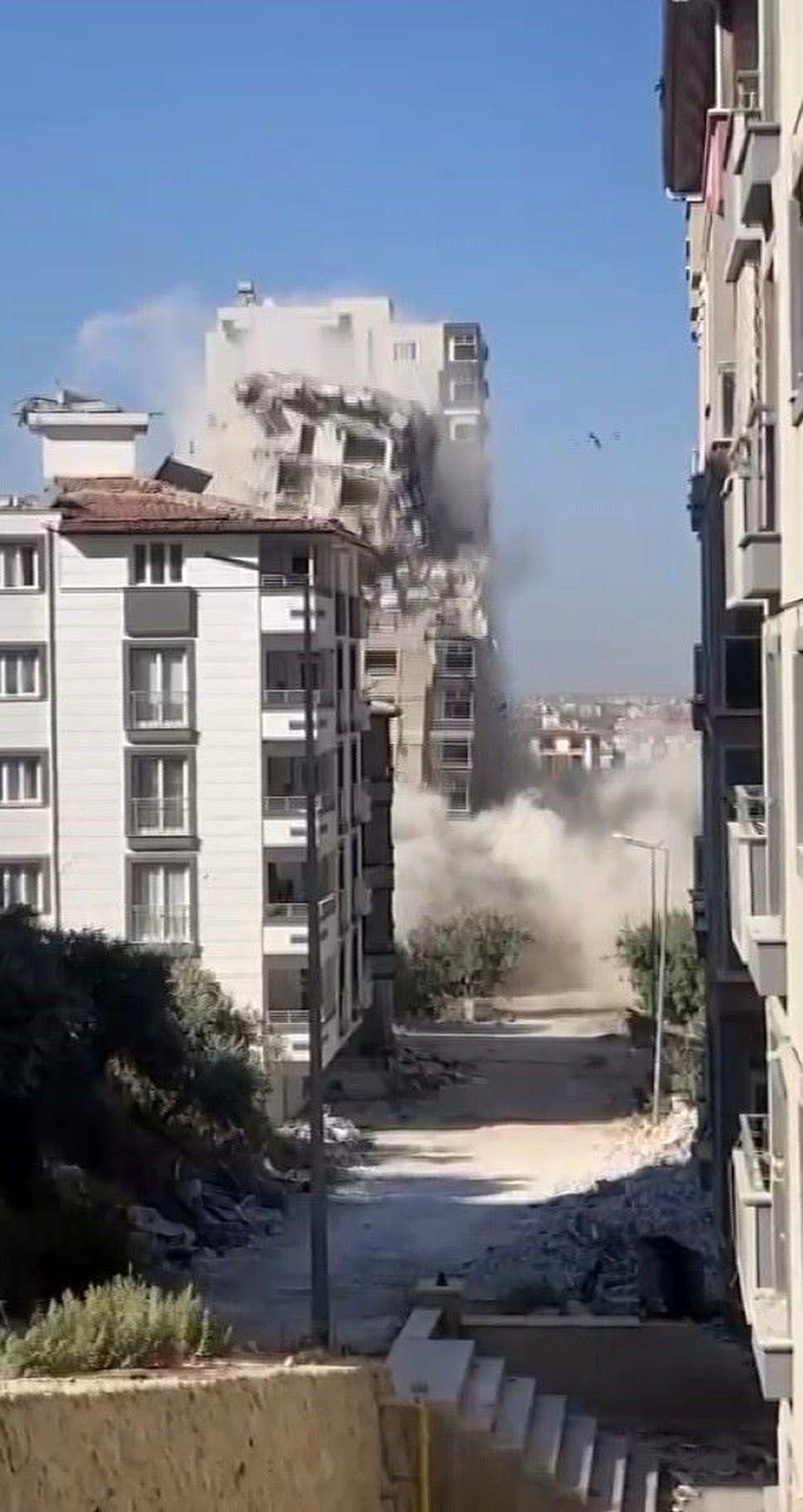 Antakya\'da depremde hasarlı bina patlatıldı