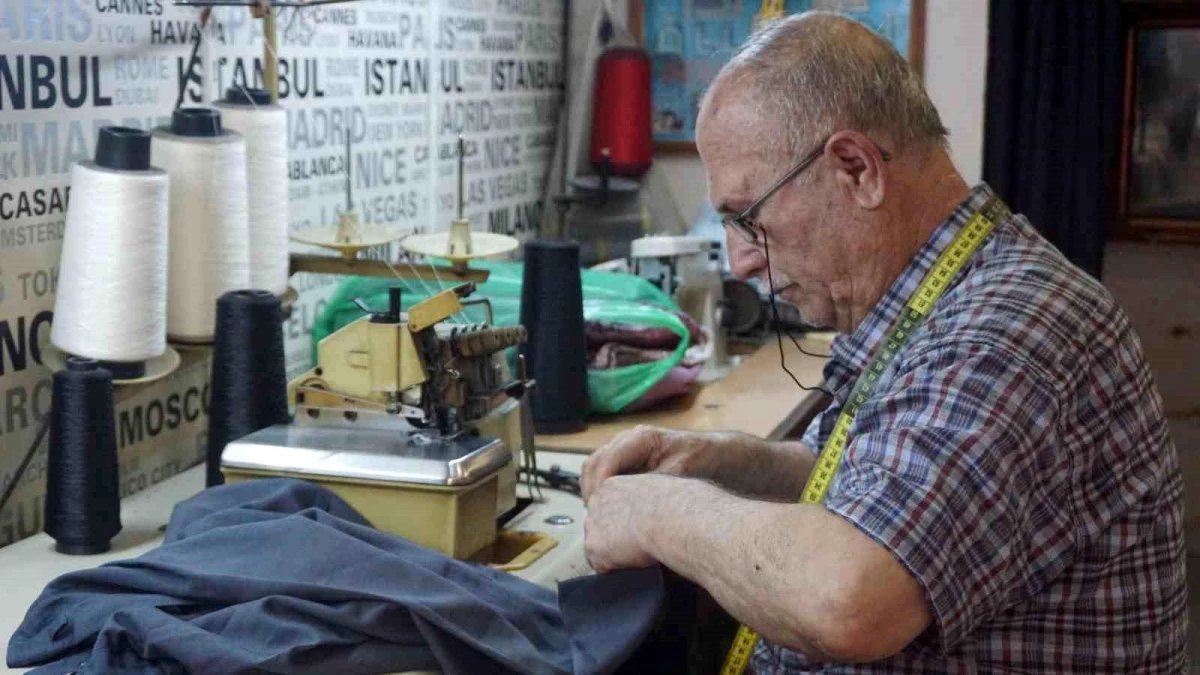 80 Yaşındaki Terzi İbrahim Koç, Emekli Olduktan Sonra Mesleğine Devam Ediyor