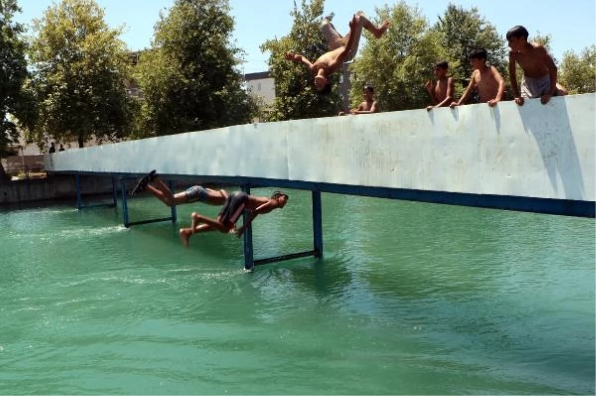Adana\'da Çocuklar Boğulma Tehlikesine Rağmen Sulama Kanallarında Yüzüyor