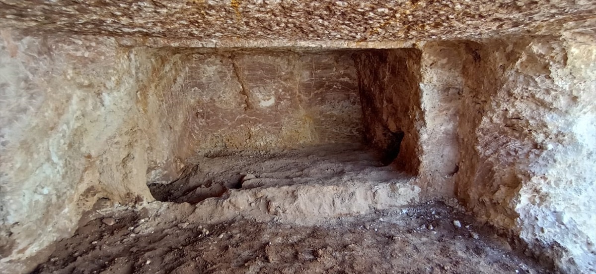 Adıyaman\'da Sulama Kanalı Kazısında Milattan Sonra 2. Yüzyıla Ait Kaya Mezar Bulundu