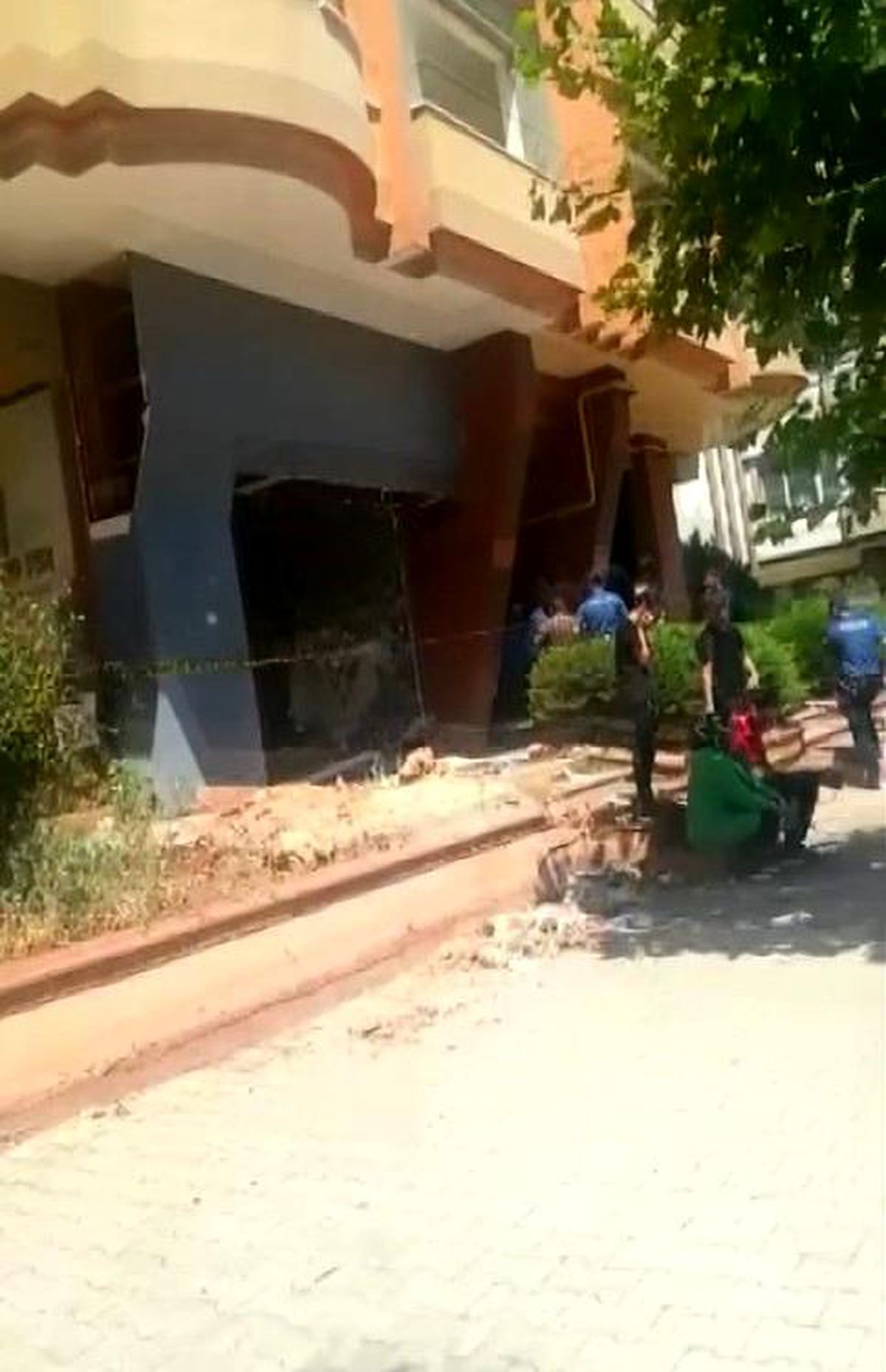 Gaziantep\'te depremde boşaltılan binanın su kuyusunda cansız beden bulundu