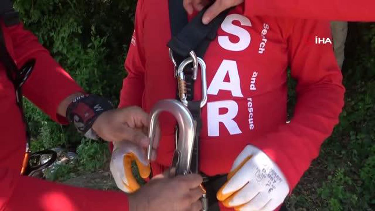 Ailesini enkazdan kurtaran ekipten başka canlara umut olabilmek için arama kurtarma eğitimi aldı