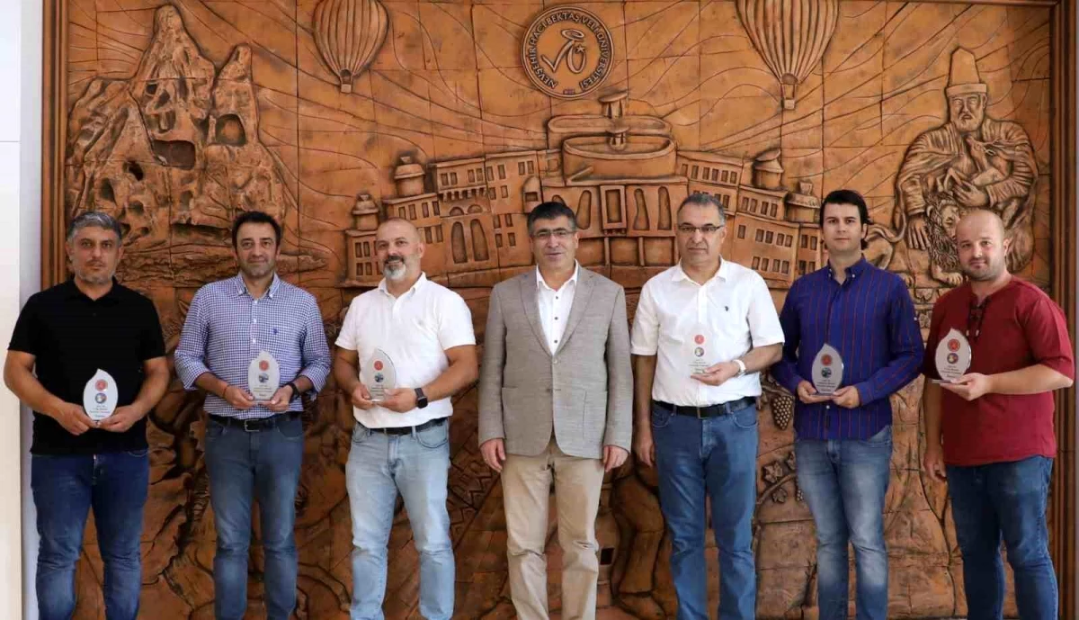 NEVÜ Rektörü, Bilardo Turnuvasında Dereceye Giren Personellere Ödüllerini Verdi