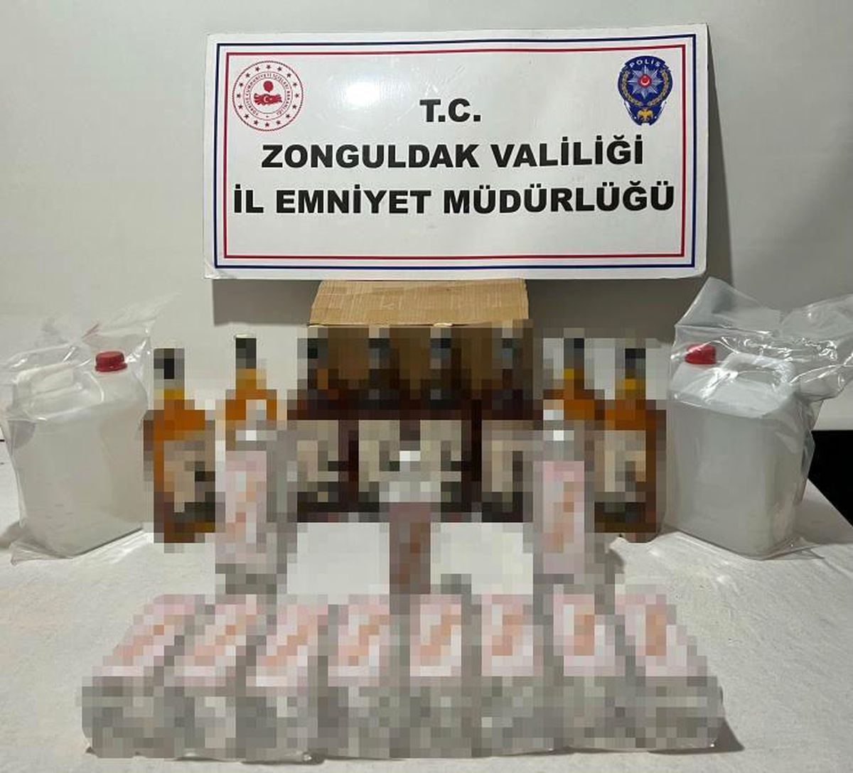 Zonguldak Alaplı\'da Gümrük Kaçağı Alkollü İçki ve Etil Alkol Ele Geçirildi