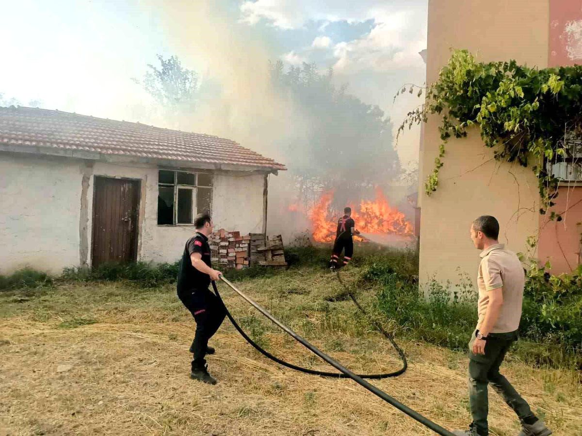 Çankırı\'da çıkan yangında odunluk kullanılamaz hale geldi