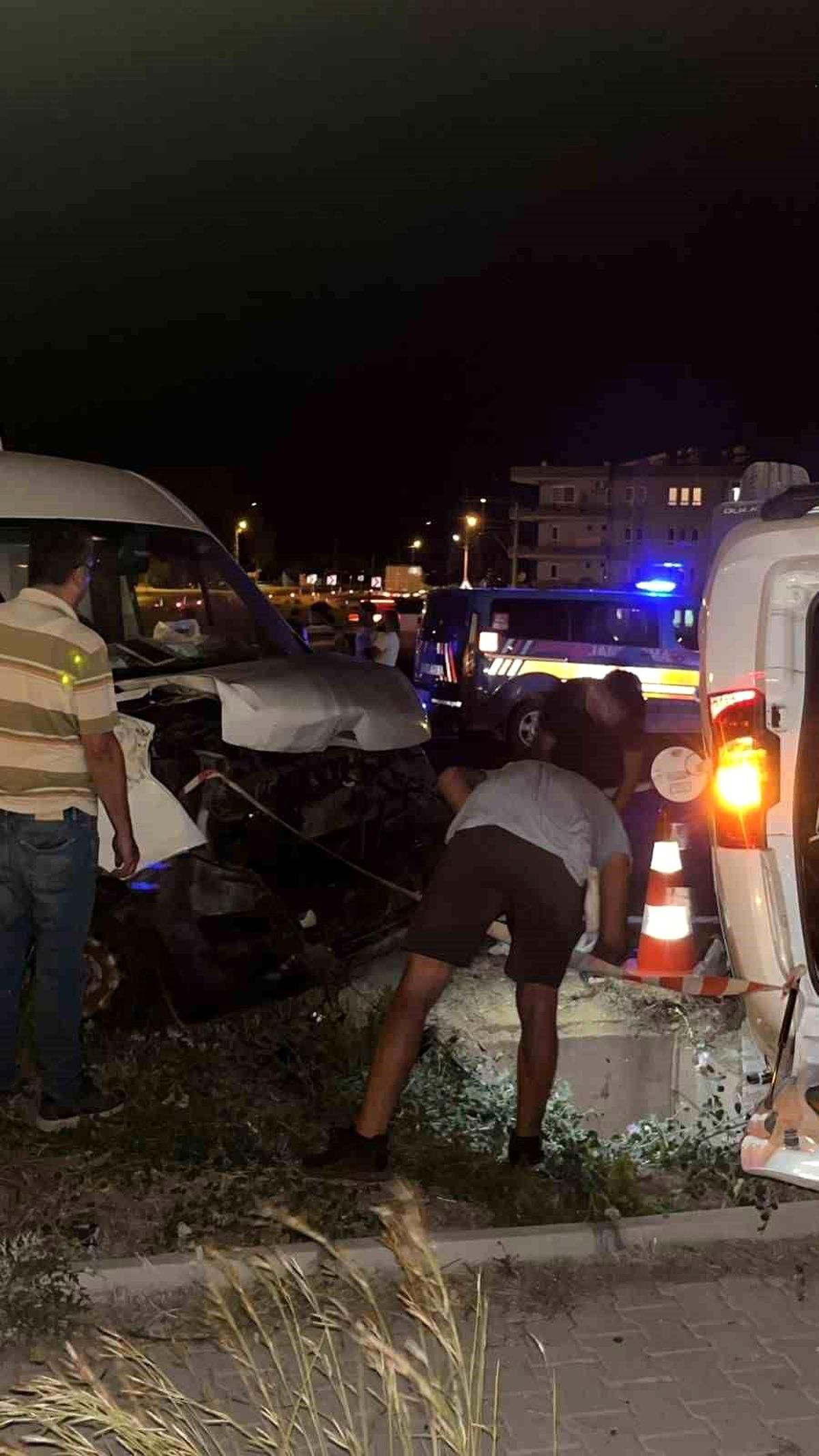 Alkollü sürücünün minibüsle çarpıştığı kazada 2 kişi yaralandı