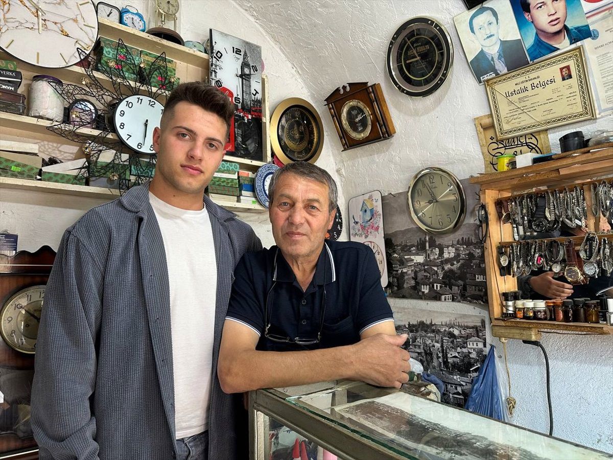 Amasya\'da saat tamir ustası baba mesleğini oğluna öğretiyor