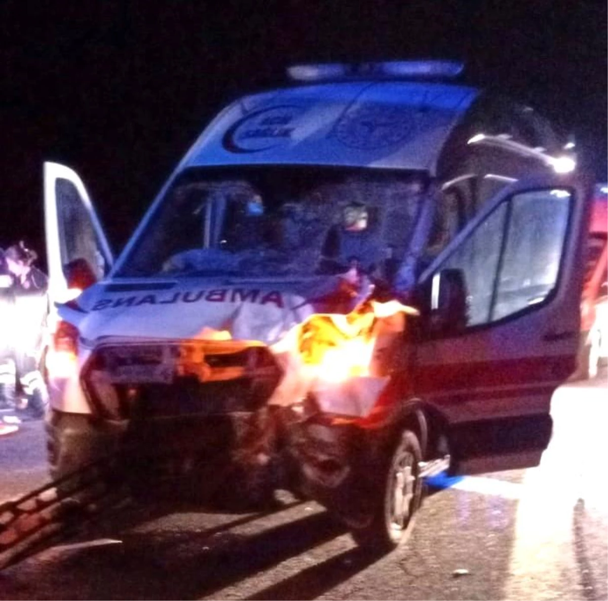 Adıyaman Gölbaşı Karayolu\'nda Ambulans ile Traktör Çarpıştı: 3\'ü Sağlık Personeli, 4 Kişi Yaralandı