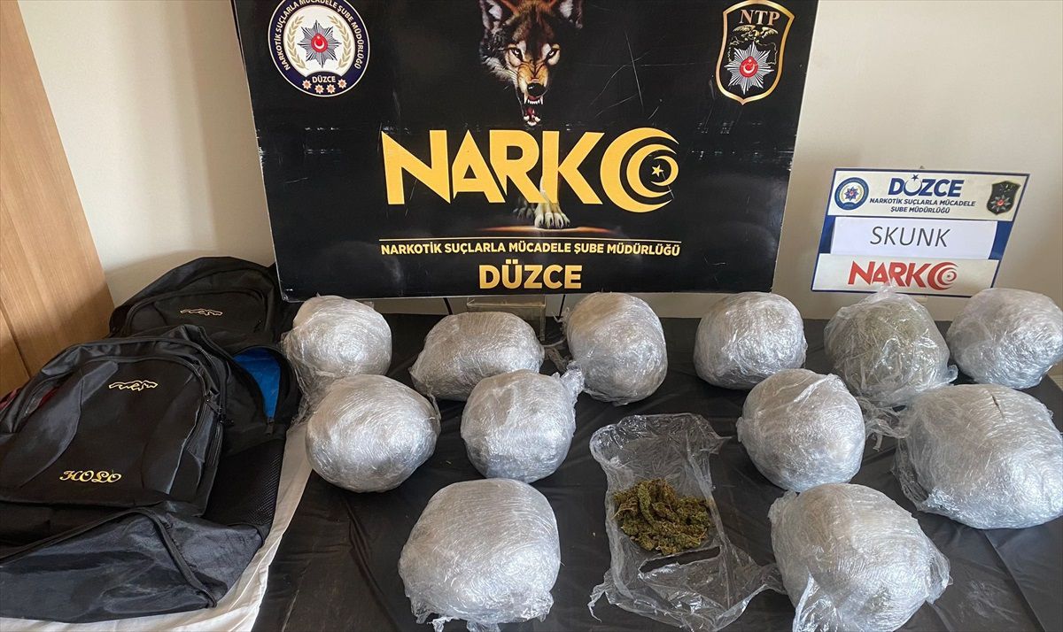 Anadolu Otoyolu\'nda 6 Kilo Uyuşturucu Ele Geçirildi, 3 Kişi Gözaltına Alındı