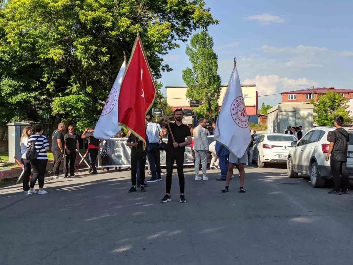 Ardahan\'da ANALİG Voleybol Yarı Finali Öncesi Kortej Yürüyüşü