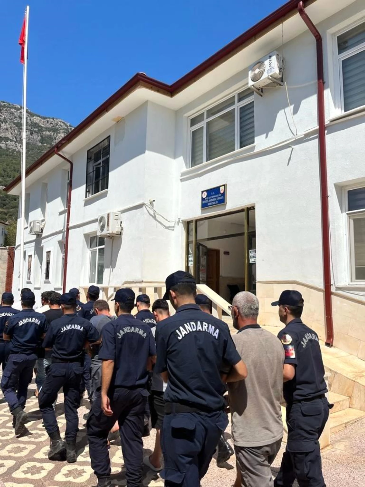 Antalya\'da 84 düzensiz göçmen yakalandı