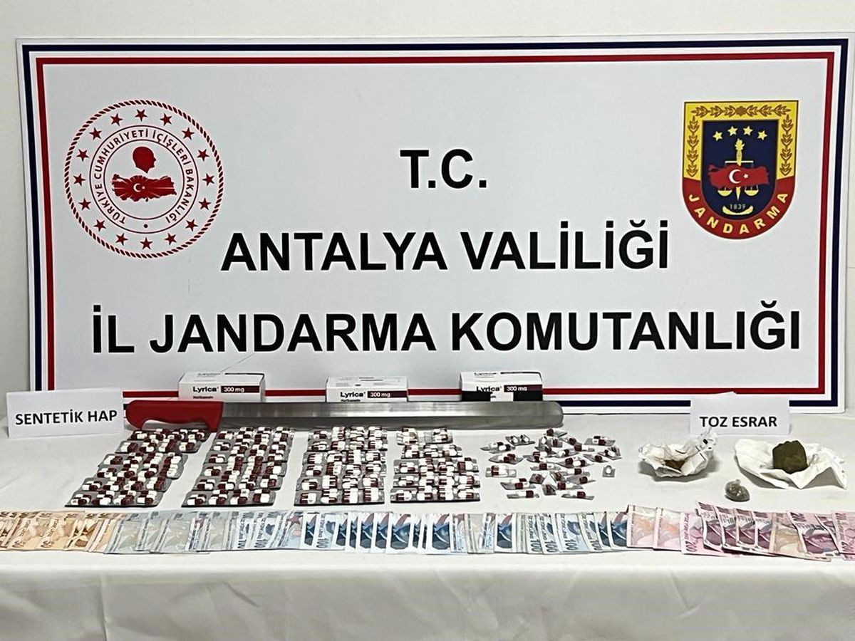 Antalya\'da Uyuşturucu Operasyonu: Bin 30 Adet Sentetik Hap ve 150 Gram Esrar Ele Geçirildi