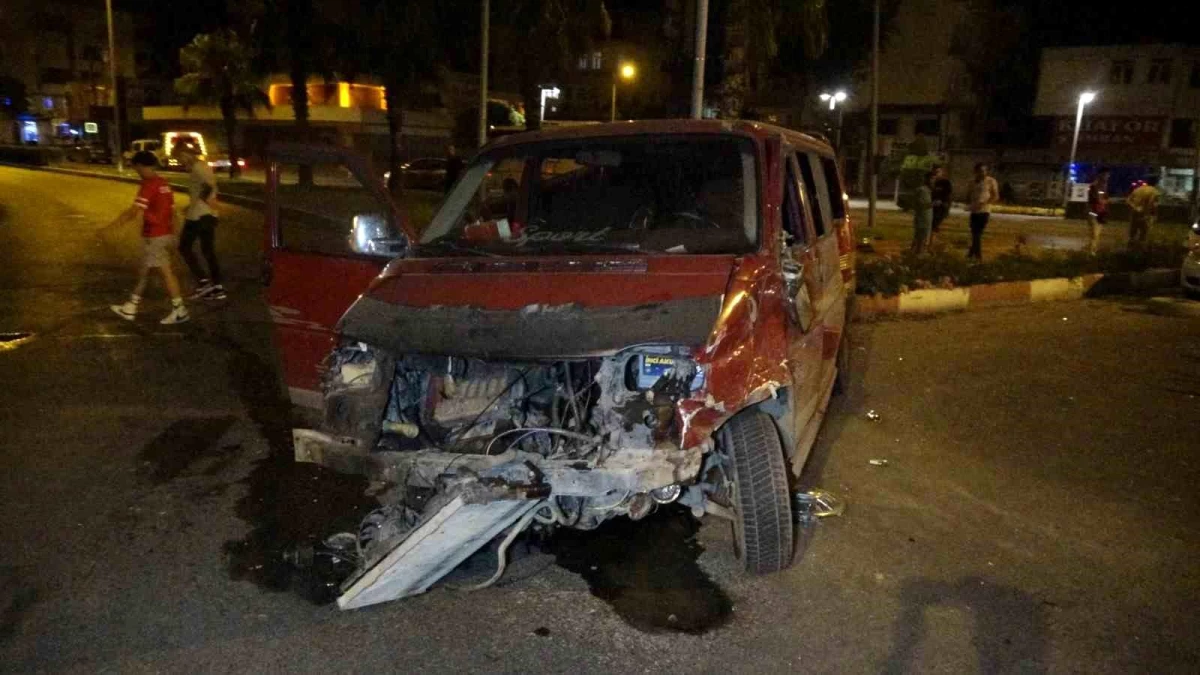 Manavgat\'ta kaza: 3 kişi yaralandı