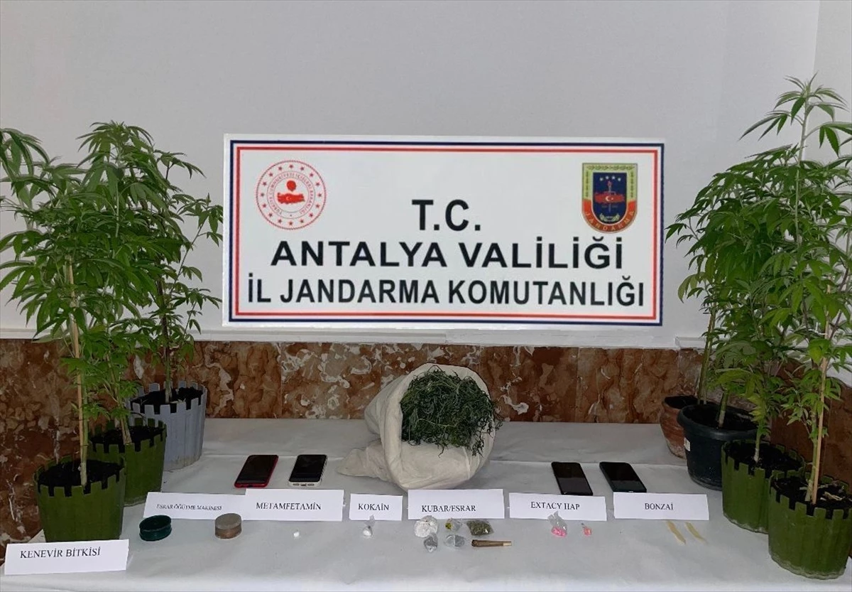 Antalya Kemer\'de Uyuşturucu Operasyonu: 17 Şüpheli Gözaltına Alındı