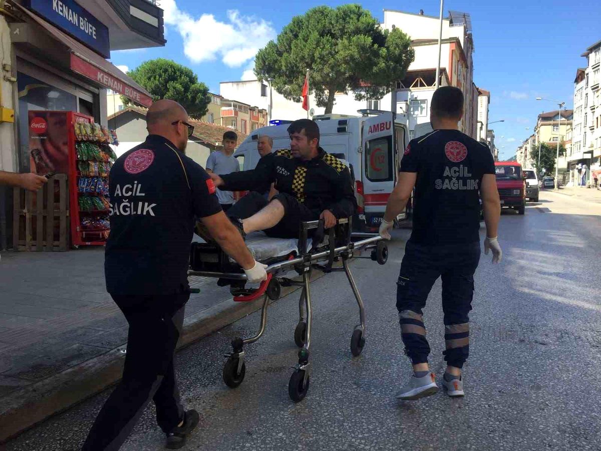 Ünye\'de araç sıkıştırdı, motosiklet sürücüsü yaralandı