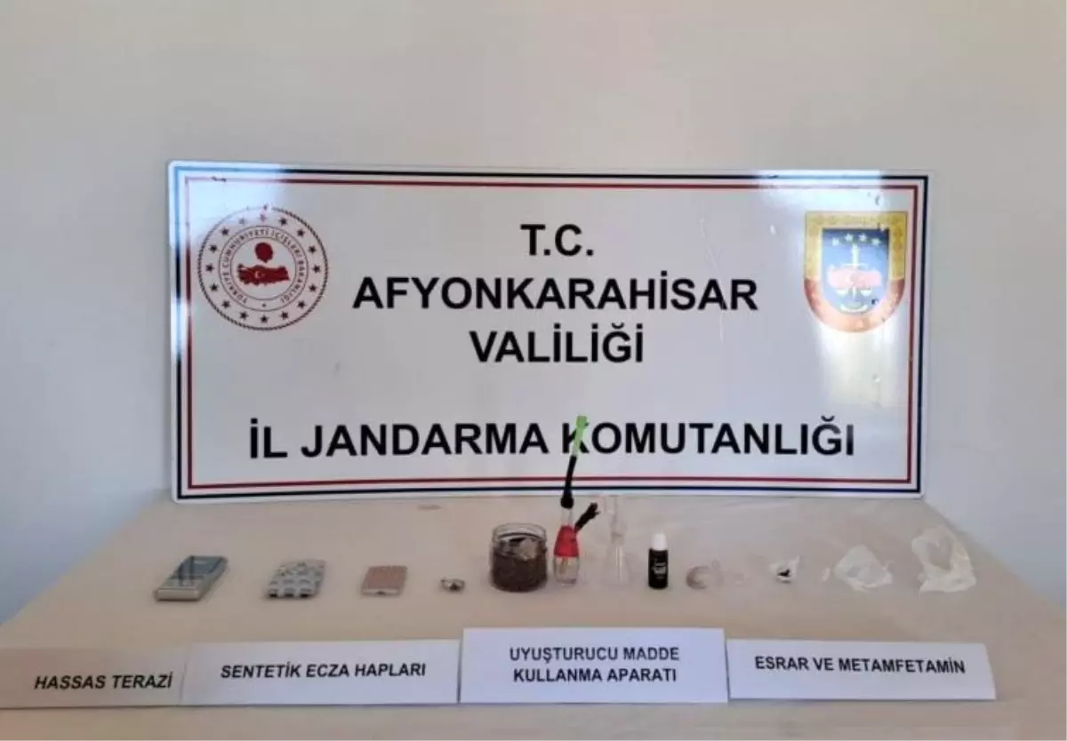 Afyonkarahisar\'da Araçta Yakalama Kararı Bulunan Şahıs ve Yasaklı Maddeler Ele Geçirildi